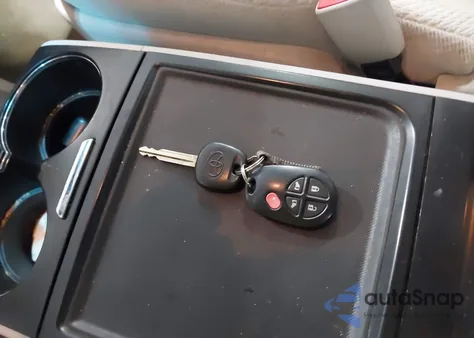 2014 Toyota Sienna Le V6 8 Passenger z USA, uszkodzony, nr VIN 5TDKK3DC2ES488333